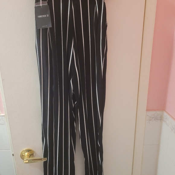 Forever 21, never worn, pants with pockets. Comfy, business cas, or dress em up. - Picture 2 of 6